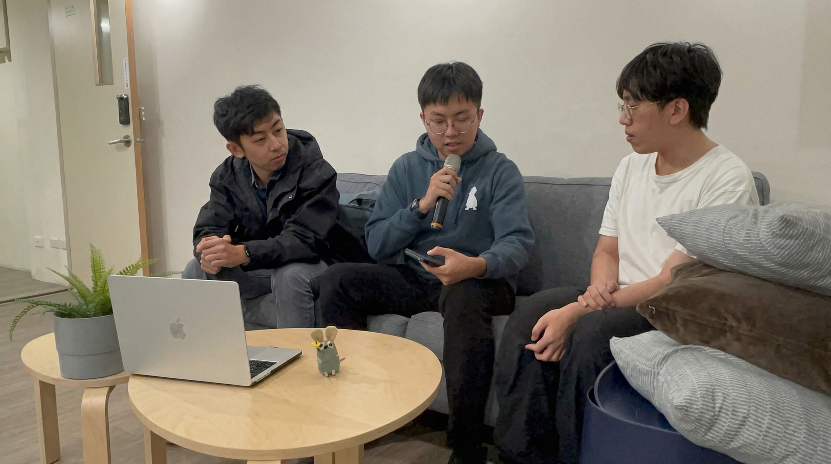 iOS Vibe Coding 課程教學現場 - 講師 Ray 指導學員